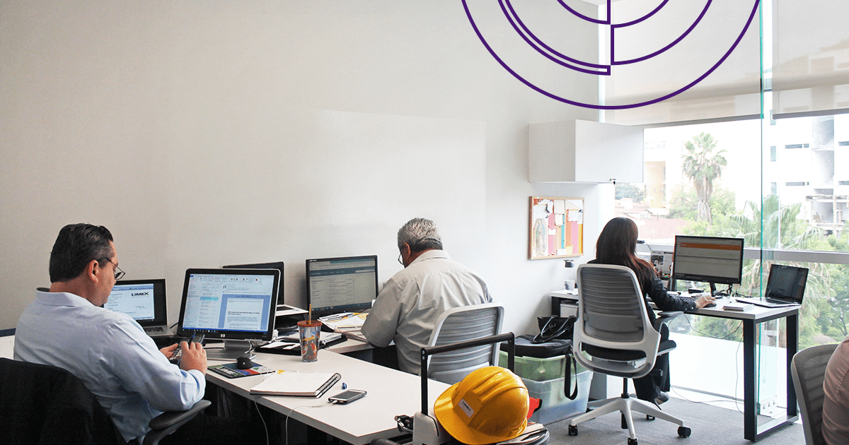 renta de espacios de oficina en monterrey personas trabajando en centro de negocios