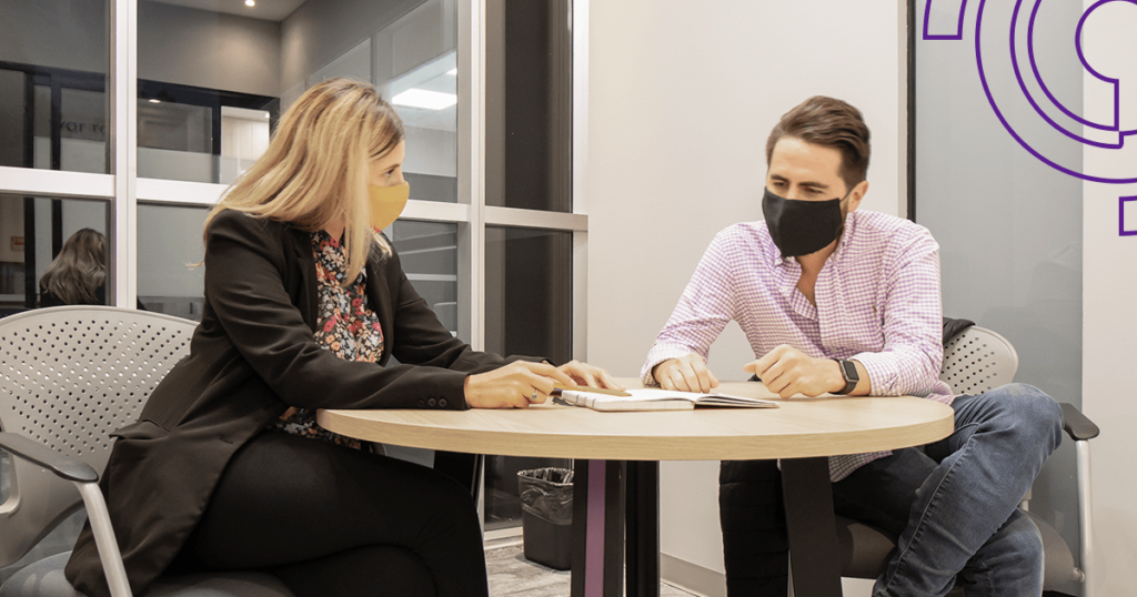 Personas en sala de juntas para oficinas privadas en monterrey